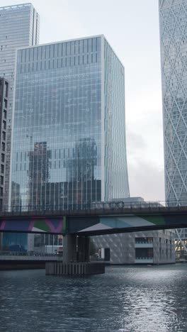 Vertikales-Video-Von-Modernen-Büros-Und-DLR-Eisenbahnbrücke-In-Canary-Wharf-In-Den-Londoner-Docklands,-Großbritannien-2